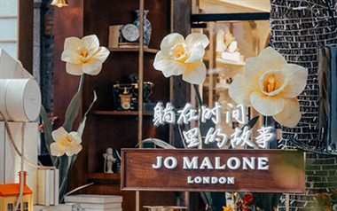 Jo Malone mağazalarında dev duran kağıt çiçekler